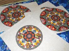 Podkładki stołowe z motywem łowickim, zdobione techniką serwetkową decoupage