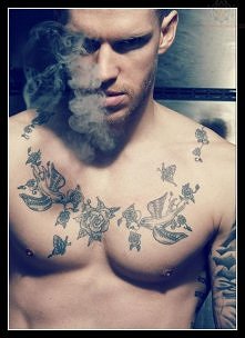 dość subtelny tatuaż u mężczyzny