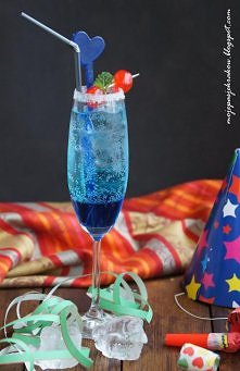 Błękitna laguna


Błyskawiczny w przygotowaniu, a do jego zrobienia nie potrzebujemy wielu wyszukanych składników. Sylwester już wkrótce więc przepis może się przydać :) Polecam...