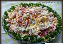 Składniki:

op. pierożków ravioli
1 ogórek zielony
150g chudej szynki drobiowej
150g sera żółtego
1/2 czerwonej papryki
1/2 puszki kukurydzy
sól
pieprz
szczypiorek
trochę majone...