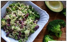 Wszyscy kochają sałatki. Za co? Są szybkie, można je zabrać ze sobą wszędzie i przede wszystki sa smaczne, a nie wymagają niezwykłych umiejętności kulinarnych. Sałatka makaronow...