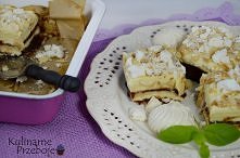 Składniki

    Herbatniki maślane - ok. 250g
    Powidła śliwkowe - ok. 280g
    Migdały - w płatkach, 2 garście

    Składniki na krem budyniowy:
    Żółtka - 2 sztuki
    Cuki...