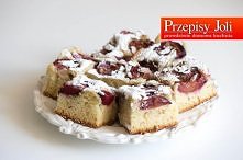 DROŻDŻÓWKA ZE ŚLIWKAMI
Składniki (w temperaturze pokojowej):

    50 g świeżych drożdży
    1/2 szklanki cukru
    3 jajka
    1/3 kostki stopionego masła
    1/2 szklanki mleka...