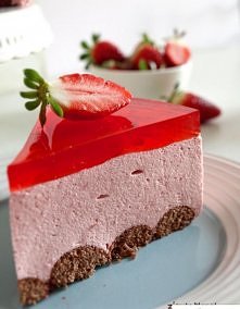 Składniki: (na tortownicę o śr. 23 cm)

500 g mrożonych truskawek
500 ml śmietanki 30%
1/2 szkl. cukru
sok z 1/2 cytryny
1,5 łyżki żelatyny w proszku
ponadto:

2 galaretki trusk...