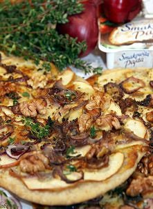 Podpłomyki z jabłkiem i kozim serem.