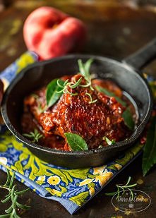 Duszony kurczak z brzoskwiniami.