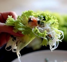 Sałatka z wędzonymi rybami.