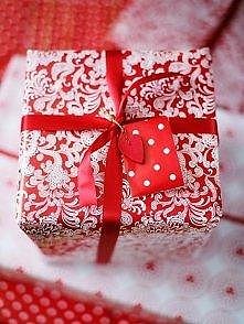 Prezenty-niespodzianki potrafią obudzić w człowieku prawdziwie dziecięcą ciekawość: dlatego tak bardzo je lubię ;)