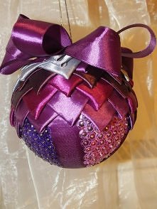 bombka ręcznie wykonana z cekinów i wstążki DIY