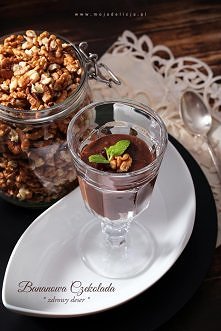 Kocham zdrowe i pyszne desery. Uwielbiam czekoladę, a ten deser jest mocno czekoladowy pomimo braku czekolady :) Tylko dwa składniki wystarczą, aby stworzyć zdrowy krem czekolad...