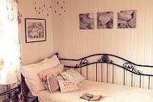 Gdzie można kupić takie łóżko? I mniej więcej za ile :) pasuje takie do drewnianych jasnych mebli?