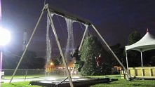 Huśtawka w wodospadem (gif)