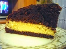 Przepyszny murzynek z kremem śmietankowym.