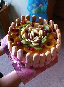 tort śmietankowy z owocami