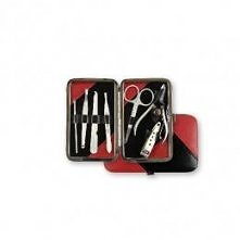 Taki komplet do manicure byłby idealnym prezentem pod choinką. Uwielbiam kiedy moje paznokcie wyglądają ładnie.