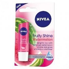 Nivea doskonale radzi sobie ze spękanymi, suchymi ustami. Chciałabym mieć ją mieć z tego względu, iż do tej pory nie miałam tego rodzaju :)