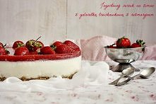 Jogurtowy sernik z galaretką truskawkową z rozmarynem