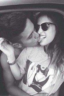 Gdy budzę się i widzę Ciebie obok siebie czuję się że wszystko będzie okej, choć przytul się chcę poczuć ciepło Twego ciała.;3