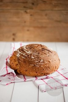 CHLEB NA ZAKWASIE Z KARMELIZOWANYM POREM I PESTKAMI.