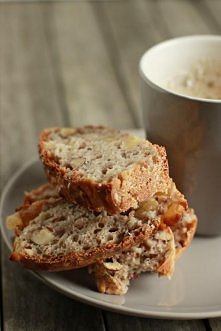 Chleb gryczany z gruszkami, orzechami i syropem klonowym