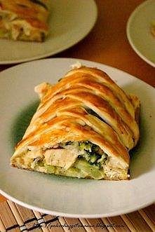 Ciasto francuskie z kurczakiem i brokułami Składniki: - 1 mały brokuł - 1 op. ciasta francuskiego - 1 podwójny filet z kurczaka - 6 łyżek startej mozzarelli - 1 jajko - sól i pi...