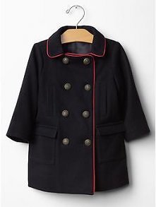 Uroczy płaszczyk BabyGap
- 63% wełny, 24% poliester, 5% nylon, 8% inne włókna
- kolor granatowy z czerwoną lamówką
- zapinany na guziki
- dostępne rozmiary: - 91 -99 cm -> 3 ...