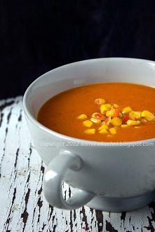 Zupa z pieczonej papryki z pikantną kukurydzą