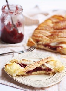 Warkocz francuski z serem i malinami
1 opakowanie gotowego ciasta francuskiego
350 g twarogu, może być sernikowy
1/2 szklanki cukru
1 łyżeczka ekstraktu waniliowego
1 jajko
1/2 ...