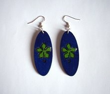 Niebieskie podłużne kolczyki z zielonym liściem, ręcznie malowane, zabezpieczone lakierem.