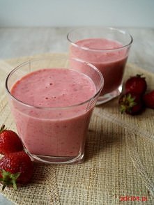 Truskawkowy koktajl z papają Składniki: szklanka truskawek pół szklanki mleka pół papai jeden dojrzały banan Przygotowanie: Owoce obieram i kroję w małe kawałki, wrzucam do blen...