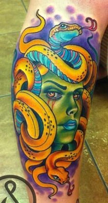 meduza tatuaż na łydce