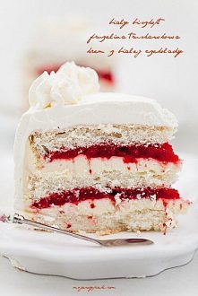 Tort "Biała truskawka"
Ciasto biszkoptowe:

5 jajek
3/4 szklanki drobnego cukru do wypieków
3/4 szklanki mąki pszennej
1/4 szklanki mąki ziemniaczanej

/szklanka o poj...