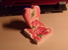 Stojak na telefon ozdobiony metodą decoupage.