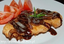 Sznycle z kurczaka (lub schabu) z karmelizowaną cebulą i …