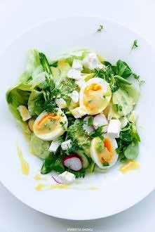 Sałatka z jajkiem i fetą
Składniki, 2 porcje:
• 2 jajka
• 100 g sera typu feta
• 1/4 sałaty lodowej
• garść roszponki
• 4 rzodkiewki
• 1/4 ogórka szklarniowego
• 1 zielona papry...