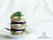 burak, ser kozi i rukola polana miodem na grzance