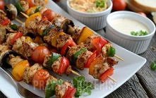 Kolorowe szaszłyki z sosem cebulowym (165 kcal)