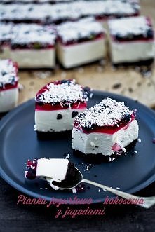 Pianka jogurtowo- kokosowa z jagodami


 Składniki na spód:

    300 g ciastek Oreo z nadzieniem czekoladowym (2 opakowania)
    60 g masła, roztopionego lub bardzo miękkiego

S...