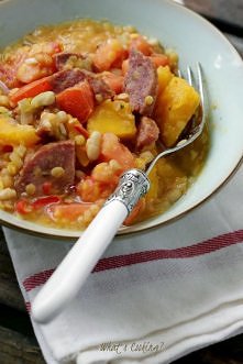 Jesienny jednogarnkowiec z soczewicą i dynią