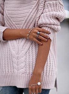 Podoba Wam się taka stylizacja? Sweter i jeansy? Moim zdaniem świetnie wygląda i dobrze się w takich czuje ;) *o*