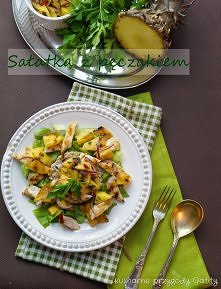 Sałatka z pęczakiem, grillowanym kurczakiem i ananasem z salsą z mango