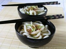 Bulion dashi. Przyznam się, że nigdy go jeszcze nie robiłam. Ostatnio miałam jednak okazję skosztować go jako przystawkę przed sushi. Był obłędny. <3 Szykuje się kolejne wyzw...