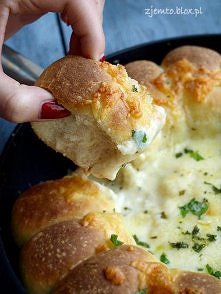 Składniki:

Ciasto

    2,5 szklanki mąki pszennej (użyłam pół na pół typ 450 i 650 )
    2,5 łyżeczki suchych drożdży
    2 łyżki oleju
    1 łyżeczka soli
    1 szklanka mleka...