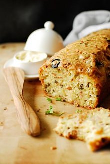 Śniadaniowy chleb z boczkiem i serem