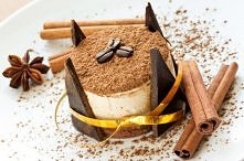 Tiramisu kawowo-czekoladowe
Składniki:
szklanka kremówki
małe opakowanie serka mascarpone
pół szklanki cukru pudru
50 g czekolady deserowej
czubata łyżka kawy rozpuszczalnej
łyż...