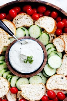 Dip z dodatkiem fety i czosnku + warzywa, bagietka, krakersy Smaczna i bardzo prosta w wykonaniu przystawka, od której szybko się uzależnisz! Lista potrzebnych składników: jogur...