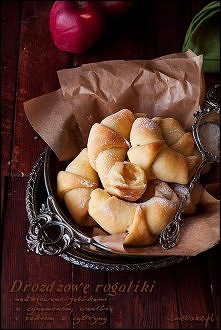 Drożdżowe rogaliki nadziewane jabłkami - ilovebake.pl
