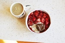 Owsianka z truskawkami i czekoladowym masłem orzechowym
 wersja podstawowa:
50g płatków owsianych
szklanka mleka sojowego
1 banan
mrożone truskawki
czekoladowe masło orzechowe

...