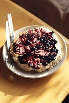 Omlet z dżemem jagodowym
1 jajko całe
3 białka jaj
20g dowolnej odżywki białkowej
50g mąki pszennej pełnoziarnistej

Białka oddzielić od żółtek i ubić na sztywną pianę (robię to...