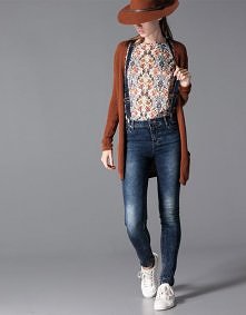 Klasyka: przedłużany kardigan.
Siena palona, mocny akcent, trochę symboliczny. Przypomina o słonecznej Italii w chwilach zimowego skostnienia.

Więcej na ModaCafe!